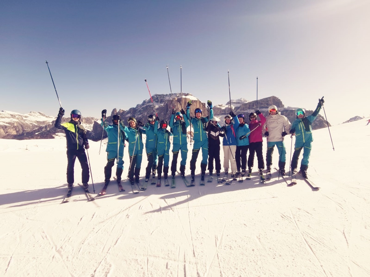 Mitglieder des Skiclubs gemeinsam auf der Skipiste